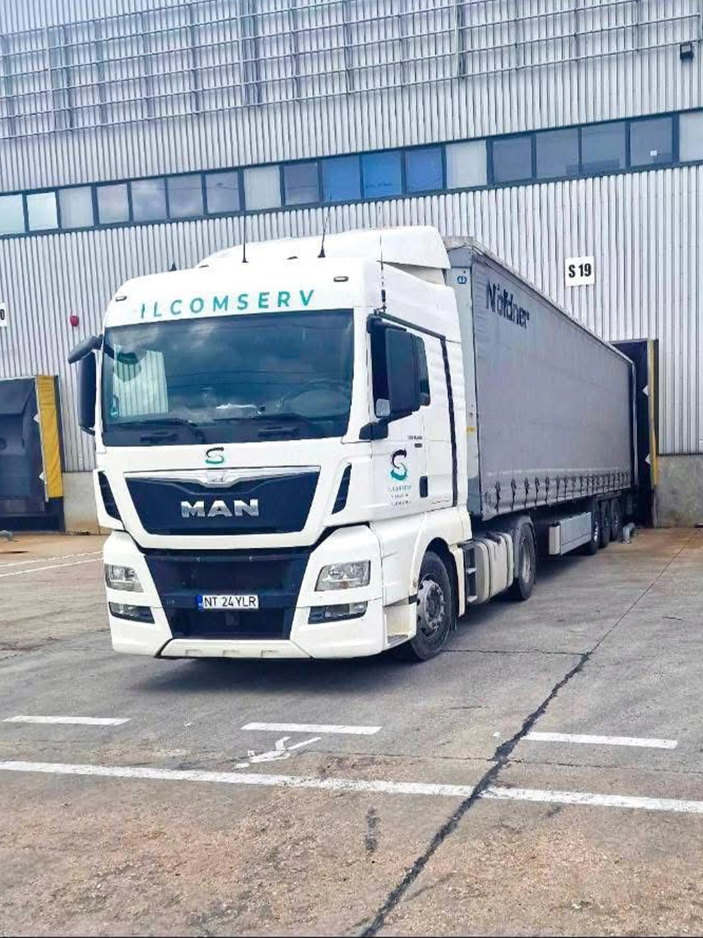 Camion MAN si semiremorca cu prelata asteptand sa incarce marfurile pentru a fi transportate