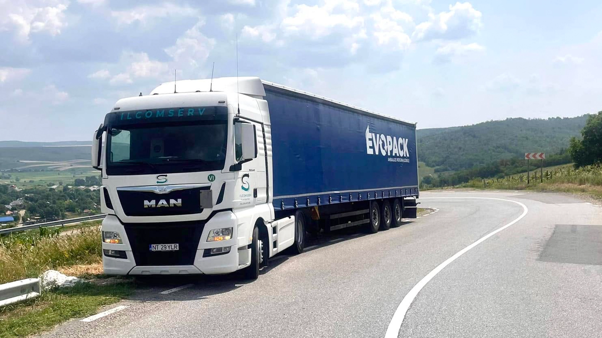 Camion MAN si semiremorca cu prelata pregatite de transport marfuri international