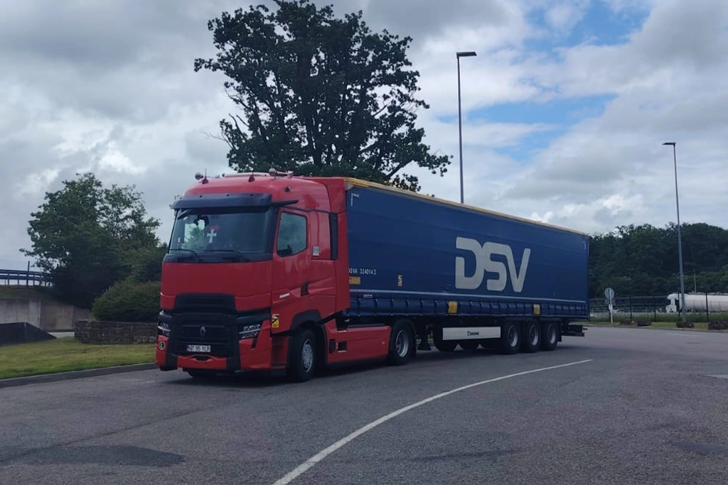 Camion si semiremorca din flota Ilcomserv pentru transportul de marfuri generale