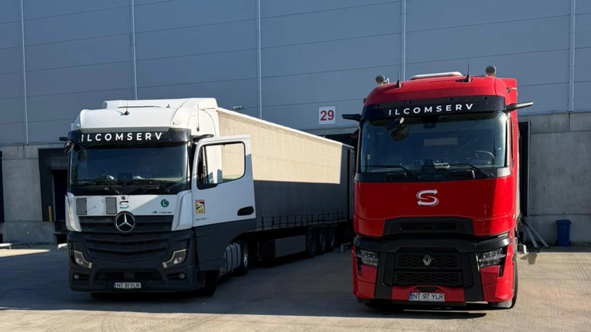 Doua ansamble din flota noastra de transport ce asteapta sa fie incarcate cu marfuri pentru a fi transportate in Europa